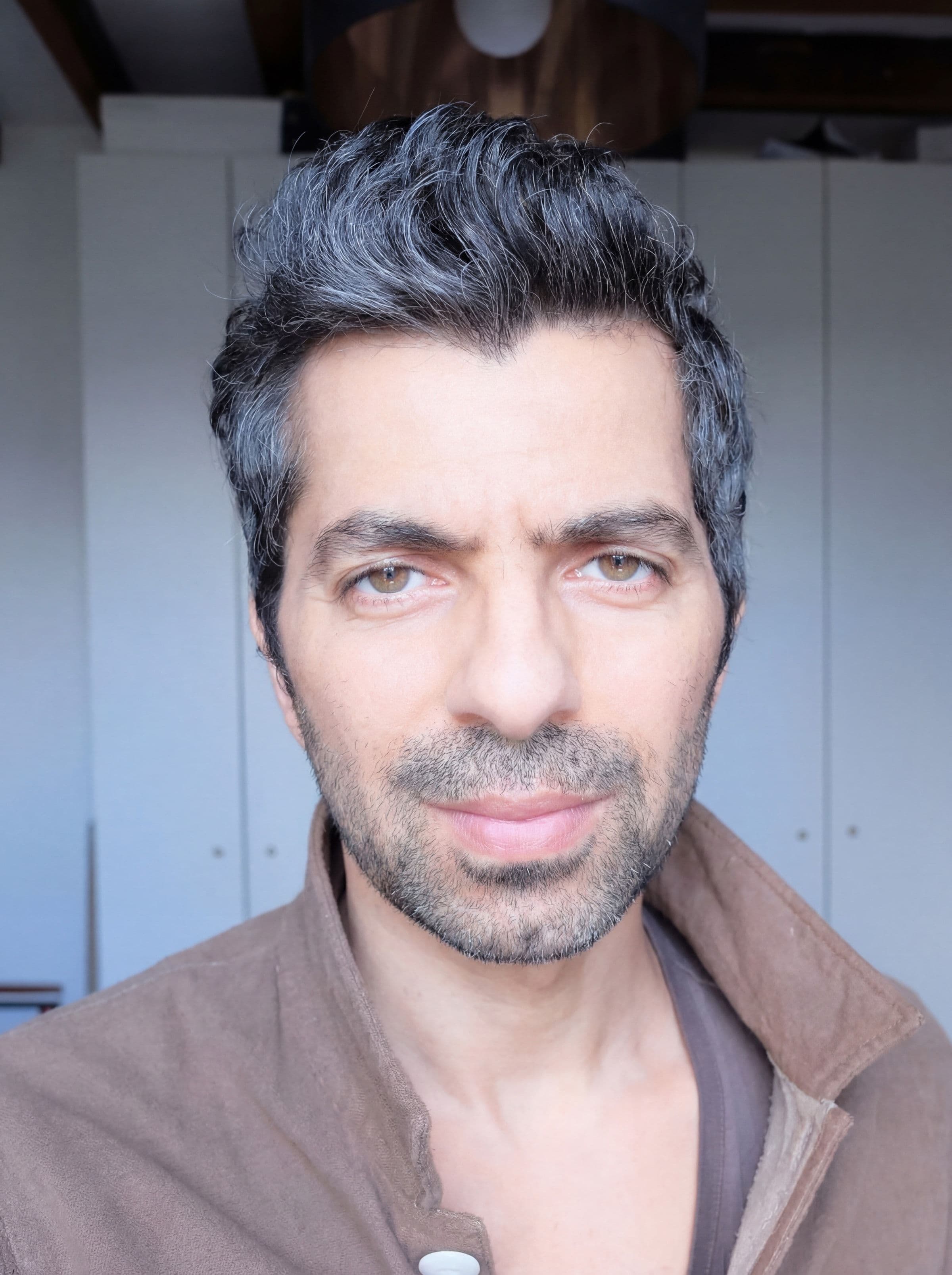 Nordine Abassi, artisan ébéniste dans son atelier de Montreuil